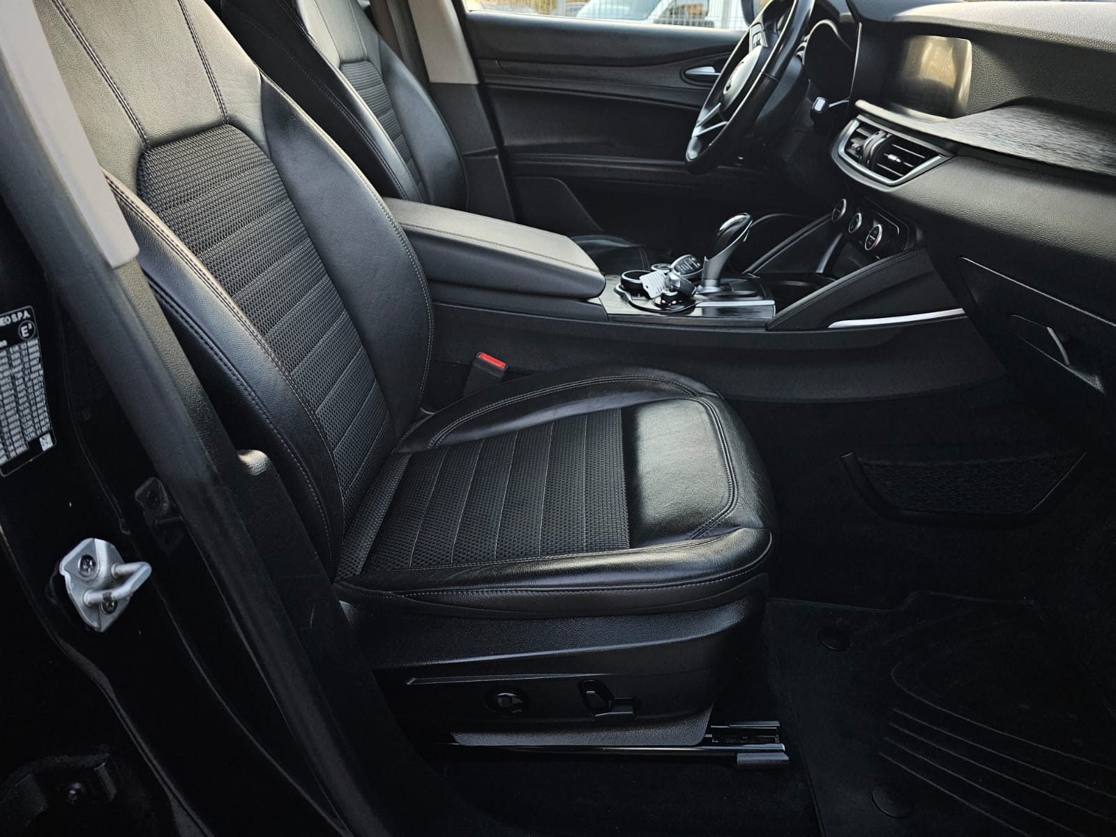 Alfa Romeo Stelvio, 2.1 l., visureigis / krosoveris, 2018-02/naudoti automobiliai/Roldana